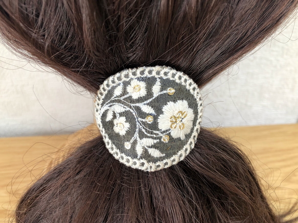 インド刺繍リボンとレザーの髪飾り ボタニカルオーバル　ダークカーキ 6枚目の画像