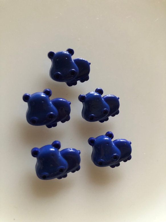 アンティーク ボタン 5個　ビンテージ 昭和 レトロ 個性的 ハンドメイド素材 日本製 ポップ アクセ カバ　青　ブルー 4枚目の画像