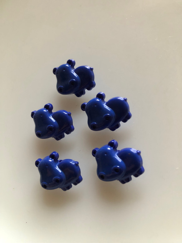 アンティーク ボタン 5個　ビンテージ 昭和 レトロ 個性的 ハンドメイド素材 日本製 ポップ アクセ カバ　青　ブルー 2枚目の画像