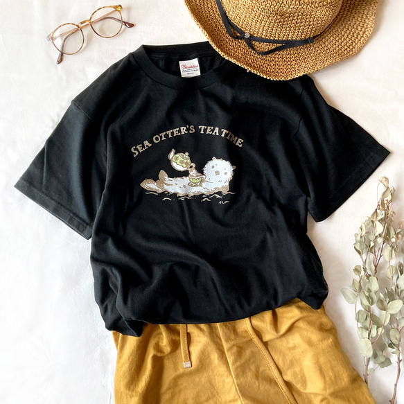 【６月初旬発送】Otter's Tea Time Tシャツ（ブラック）｜ラッコ〔動物シリーズ〕 1枚目の画像