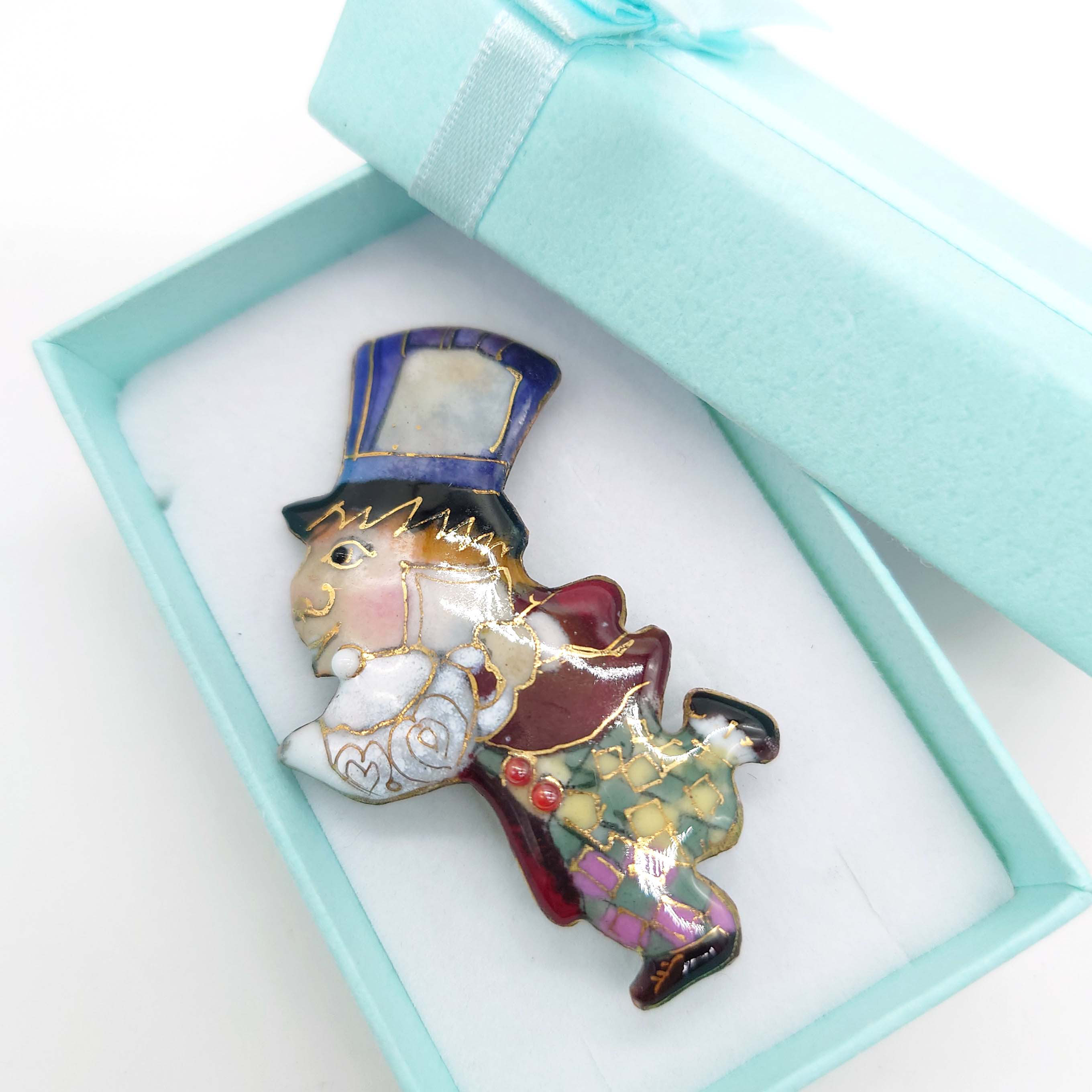 「不思議の国のアリス」帽子屋の七宝焼ブローチ【受注制作】