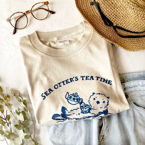 【５月中旬発送】Otter's Tea Time Tシャツ（ミルクティ）｜ラッコ〔動物シリーズ〕 1枚目の画像