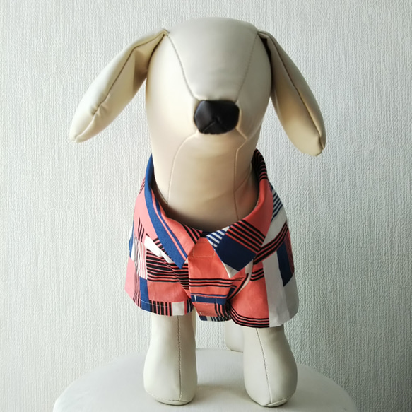 犬服・綿タイプライタープリント生地を使った小型犬サイズ半袖シャツ 1枚目の画像