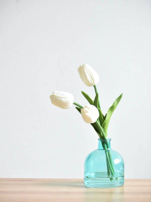 ブルーガラスに入った咲き続けるチューリップ(ホワイト)　マジカルウォーター　癒しのフラワーインテリア 4枚目の画像