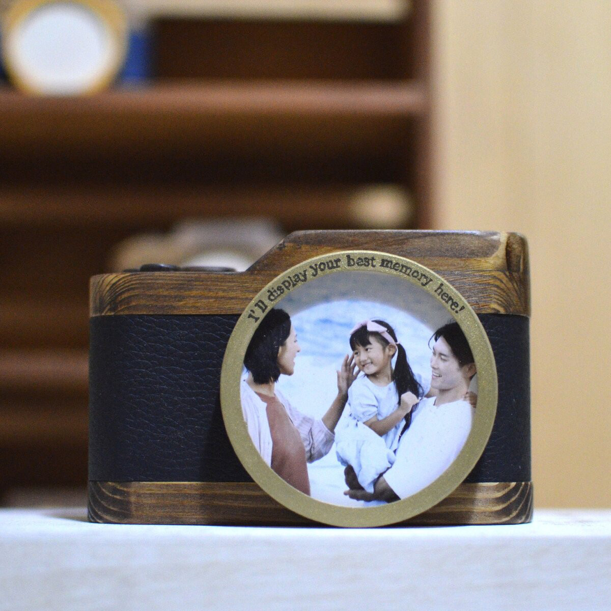 冬限定2025 ブラックフェイクレザーとゴールドフレームが映えるカメラ型フォトフレーム