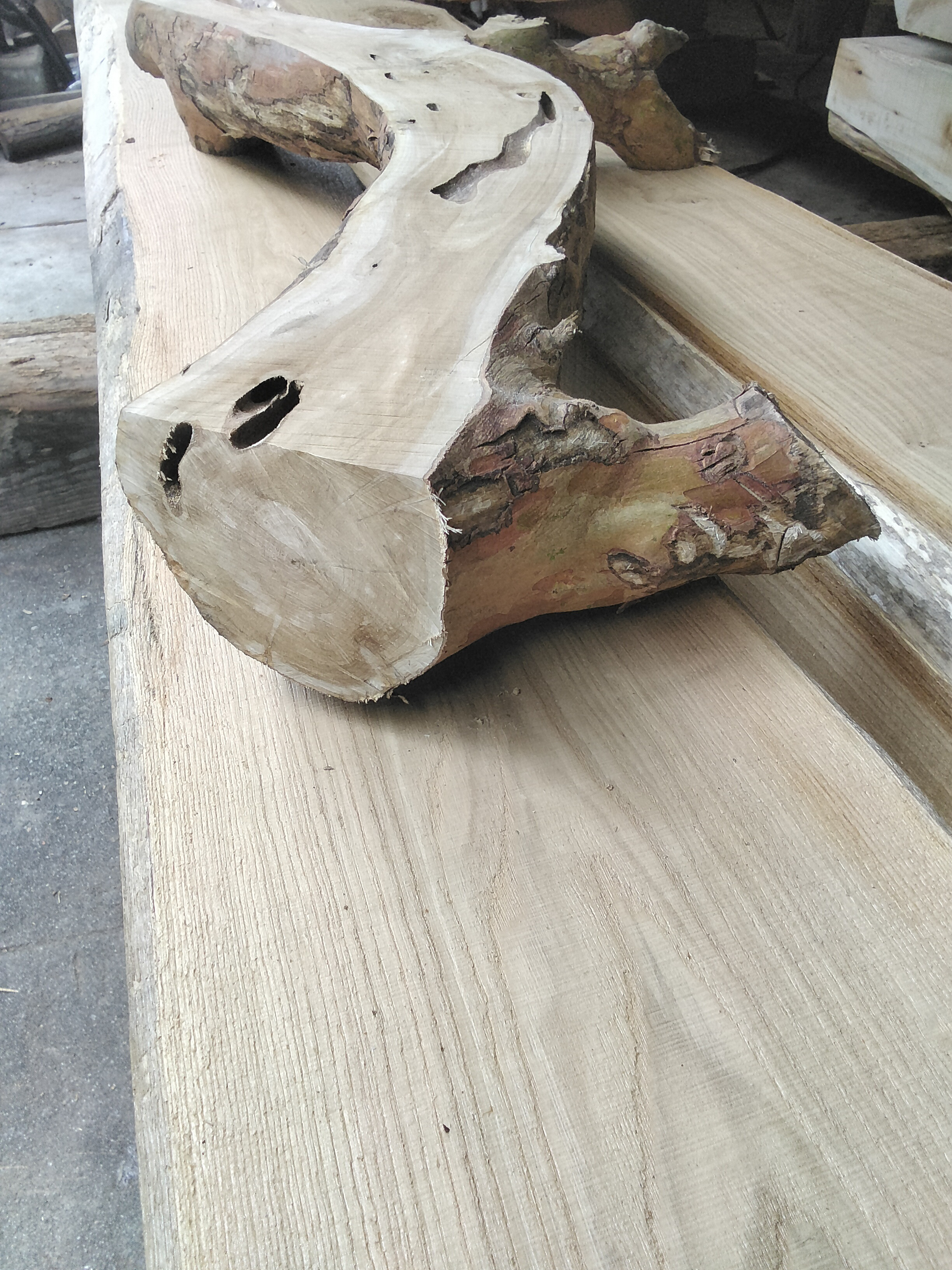 飾り物台　素材