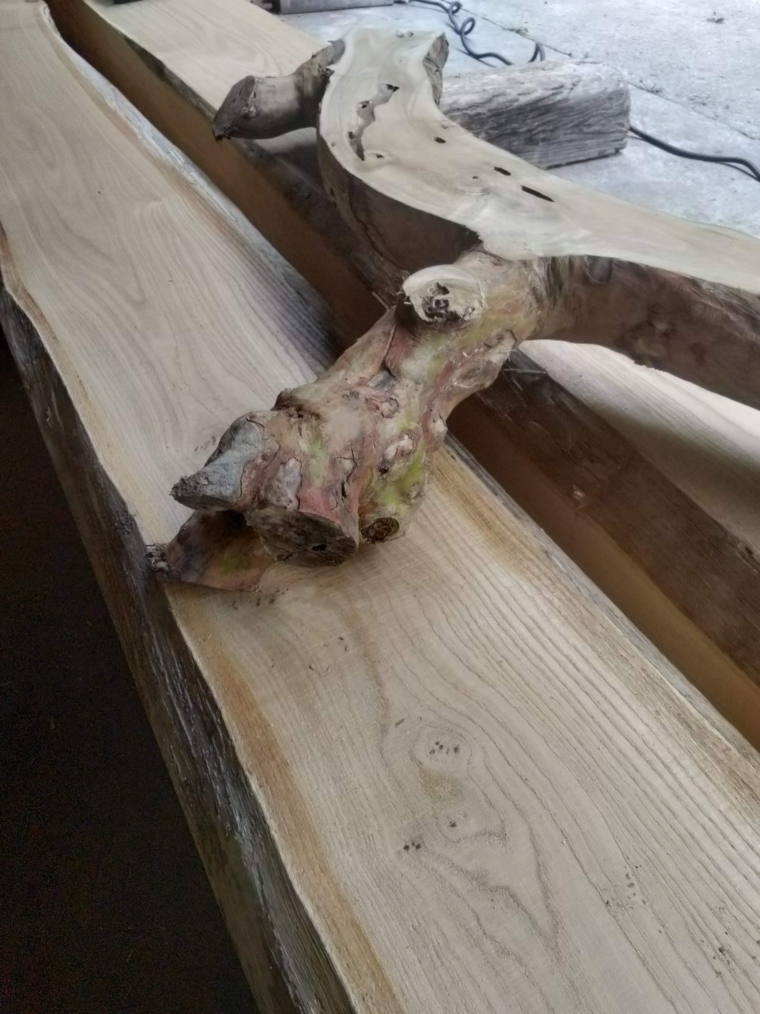 飾り物台　素材