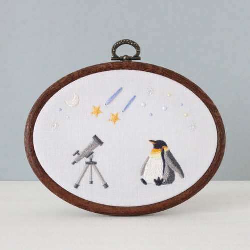 刺繍ファブリックパネル 皇帝ペンギンの天体観測 約11.5×15㎝の