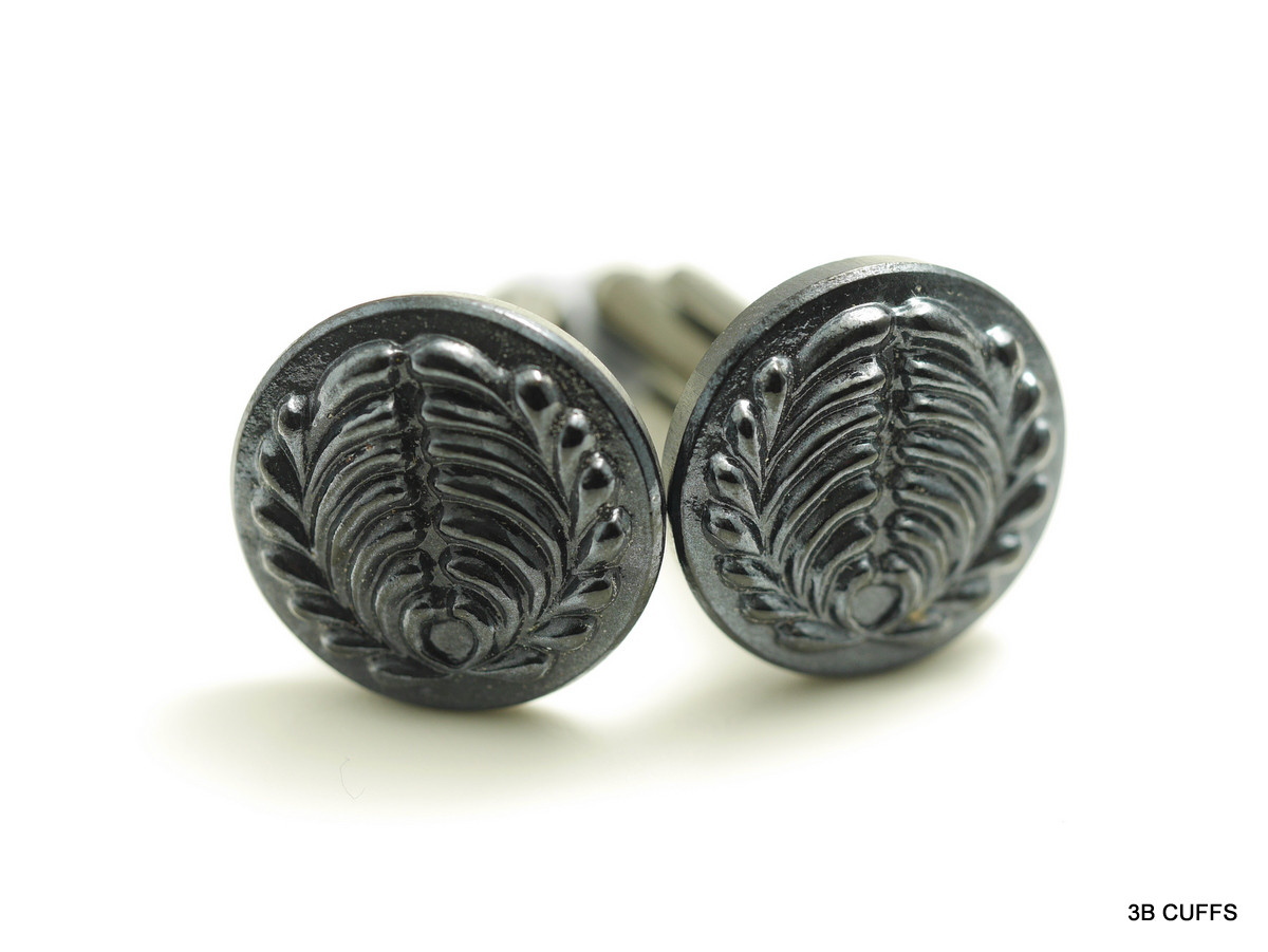 さりげないエンブレムが格を上げるカフスボタン Premium 189