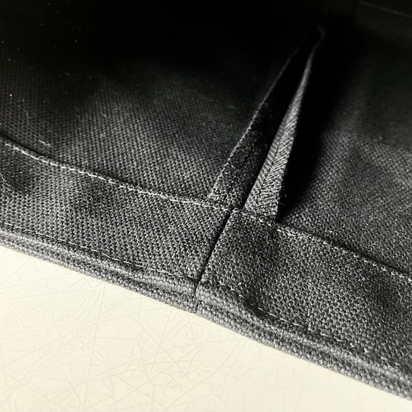 帆布で作った小ぶりでシンプルなトートバッグ（ブラック） 4枚目の画像