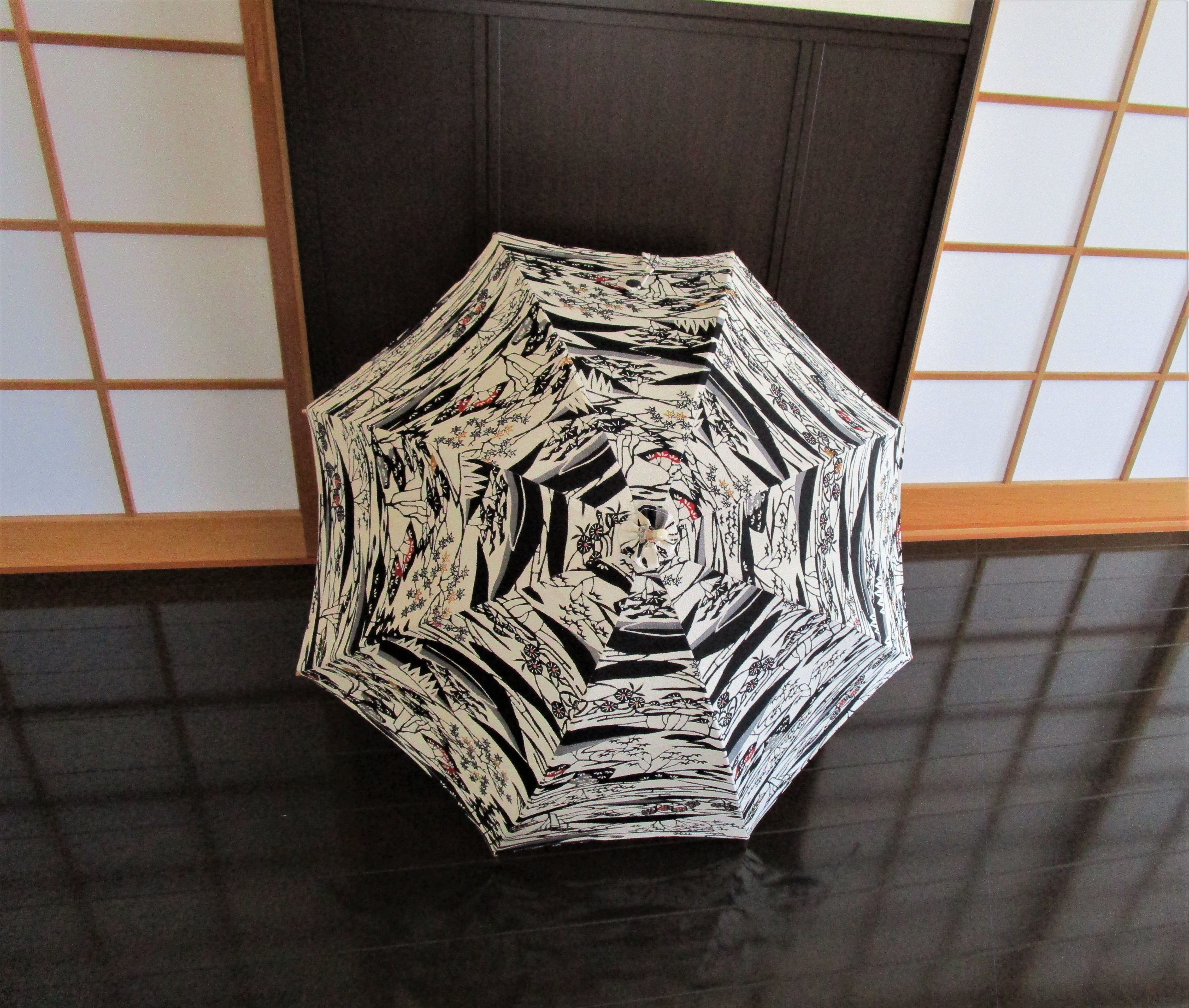 ちりめん生地の日傘（傘袋付き）