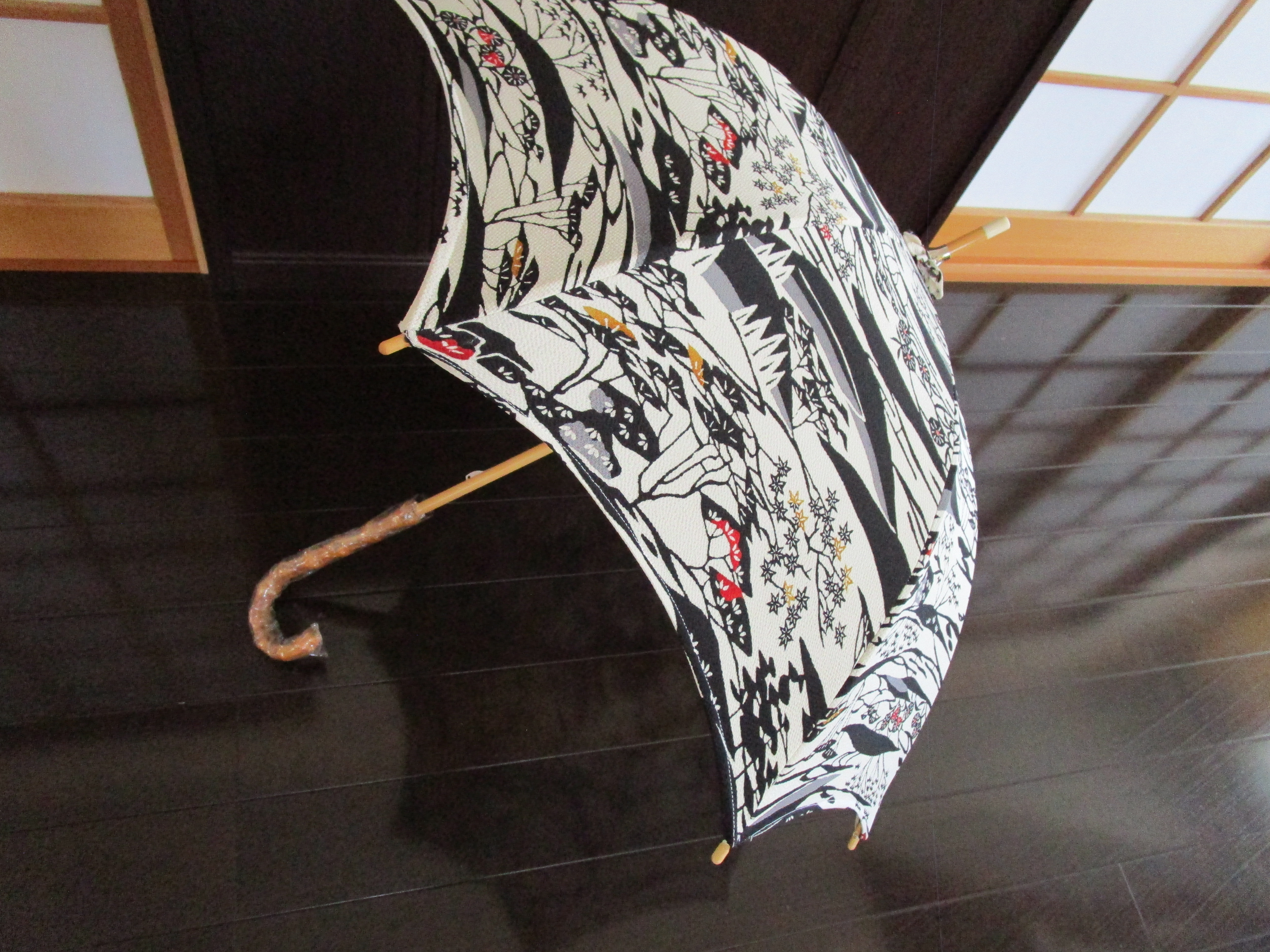 ちりめん生地の日傘（傘袋付き）