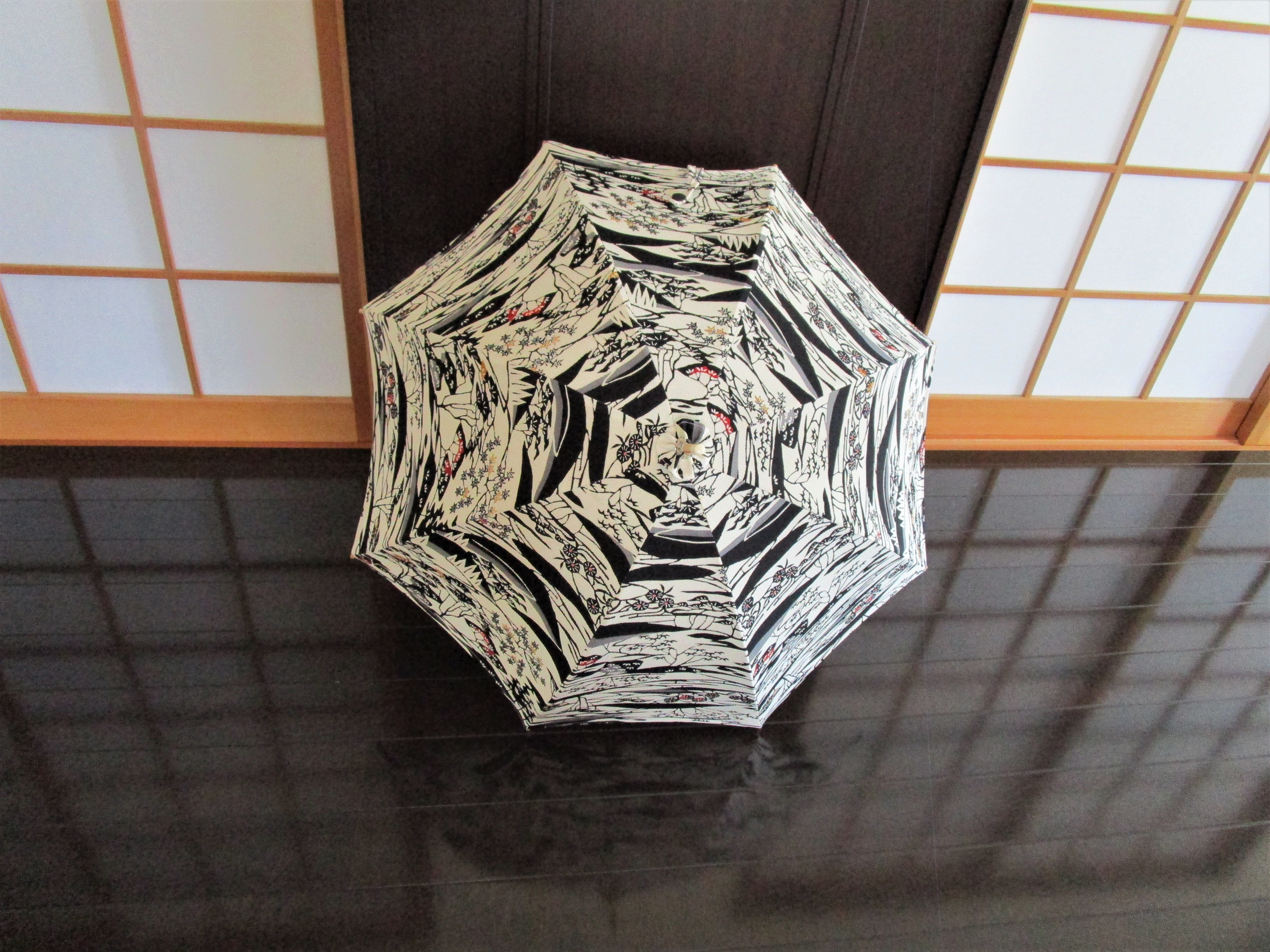 ちりめん生地の日傘（傘袋付き）