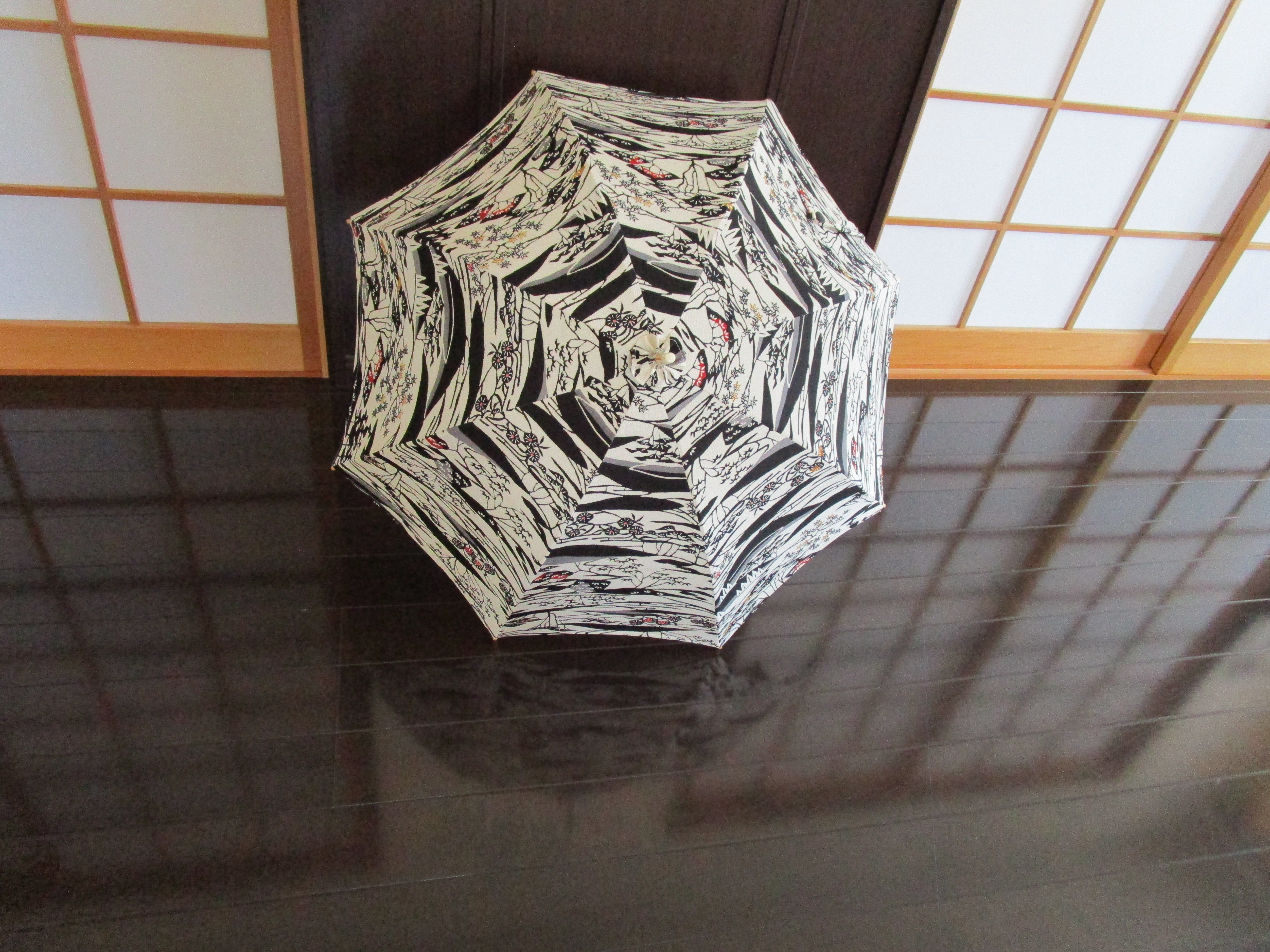 ちりめん生地の日傘（傘袋付き）