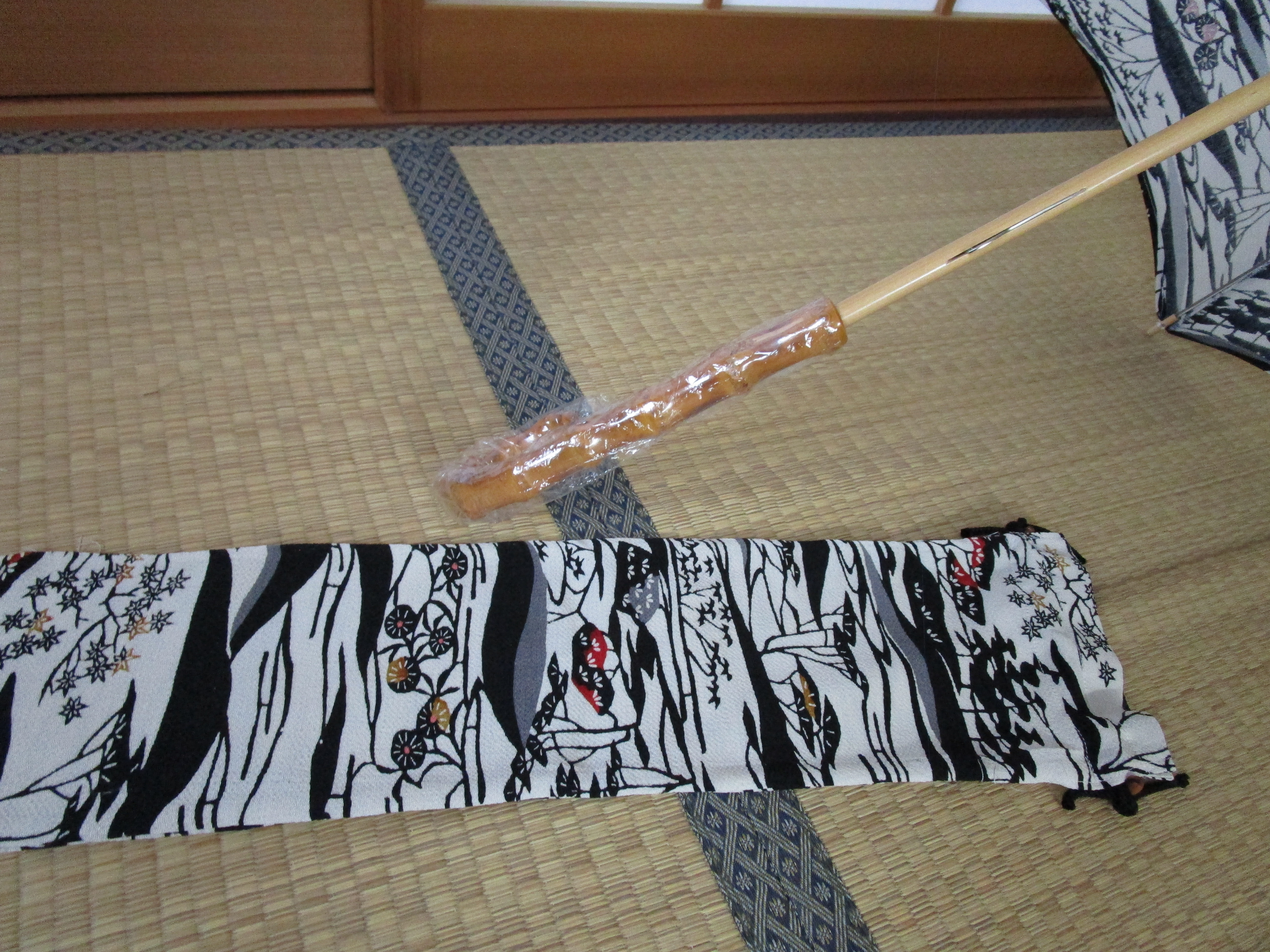 ちりめん生地の日傘（傘袋付き）