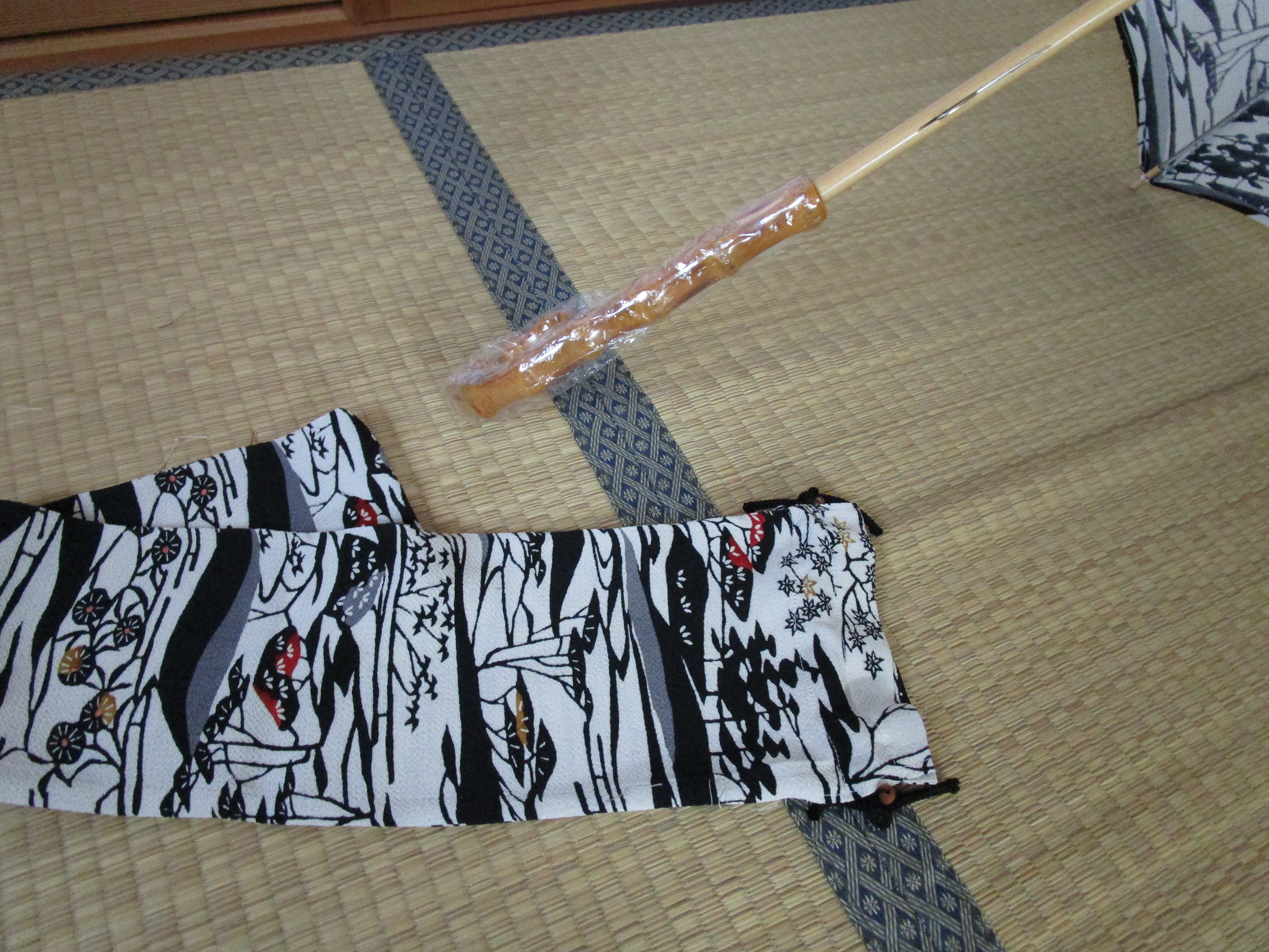 ちりめん生地の日傘（傘袋付き）