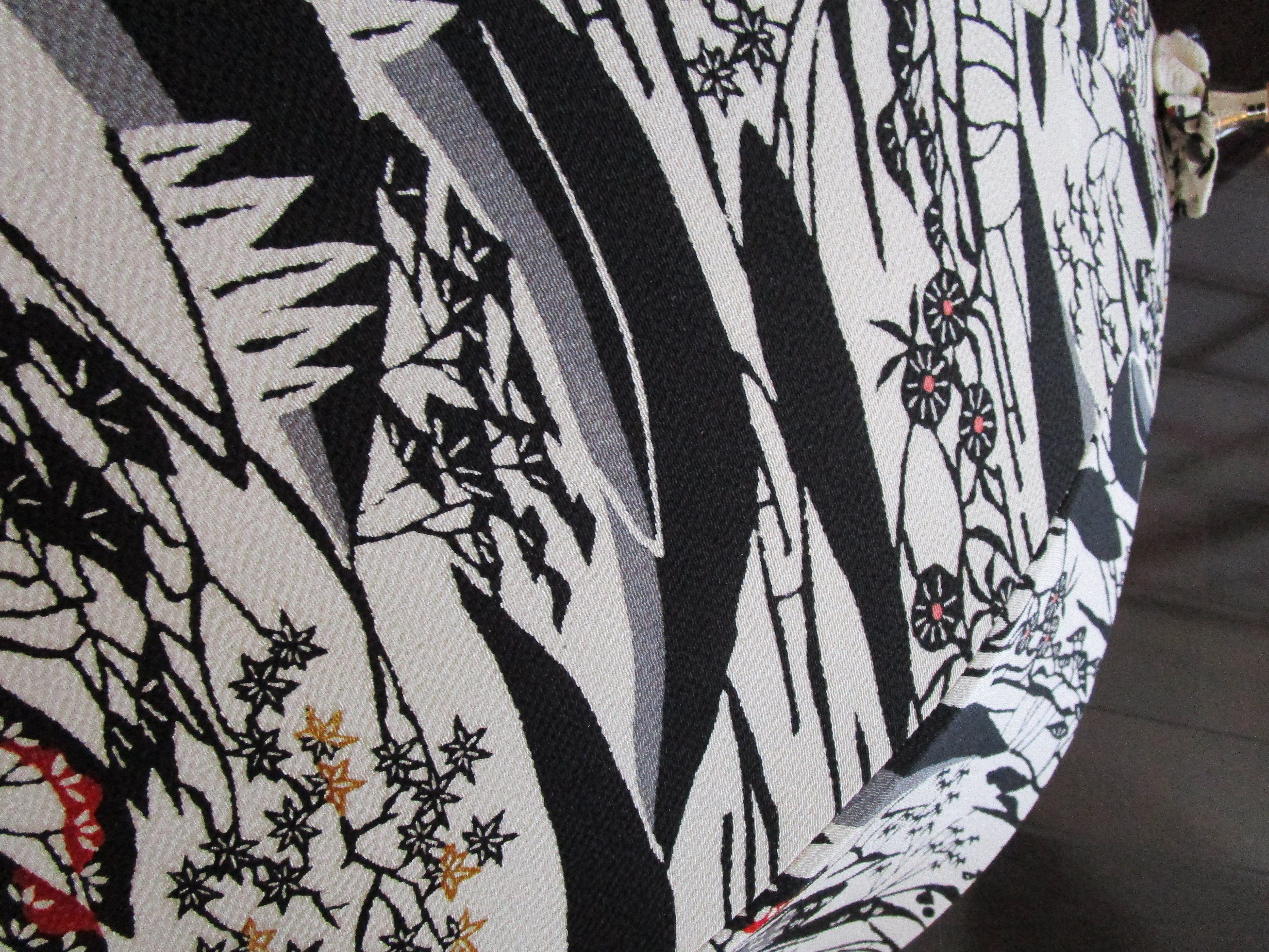 ちりめん生地の日傘（傘袋付き）