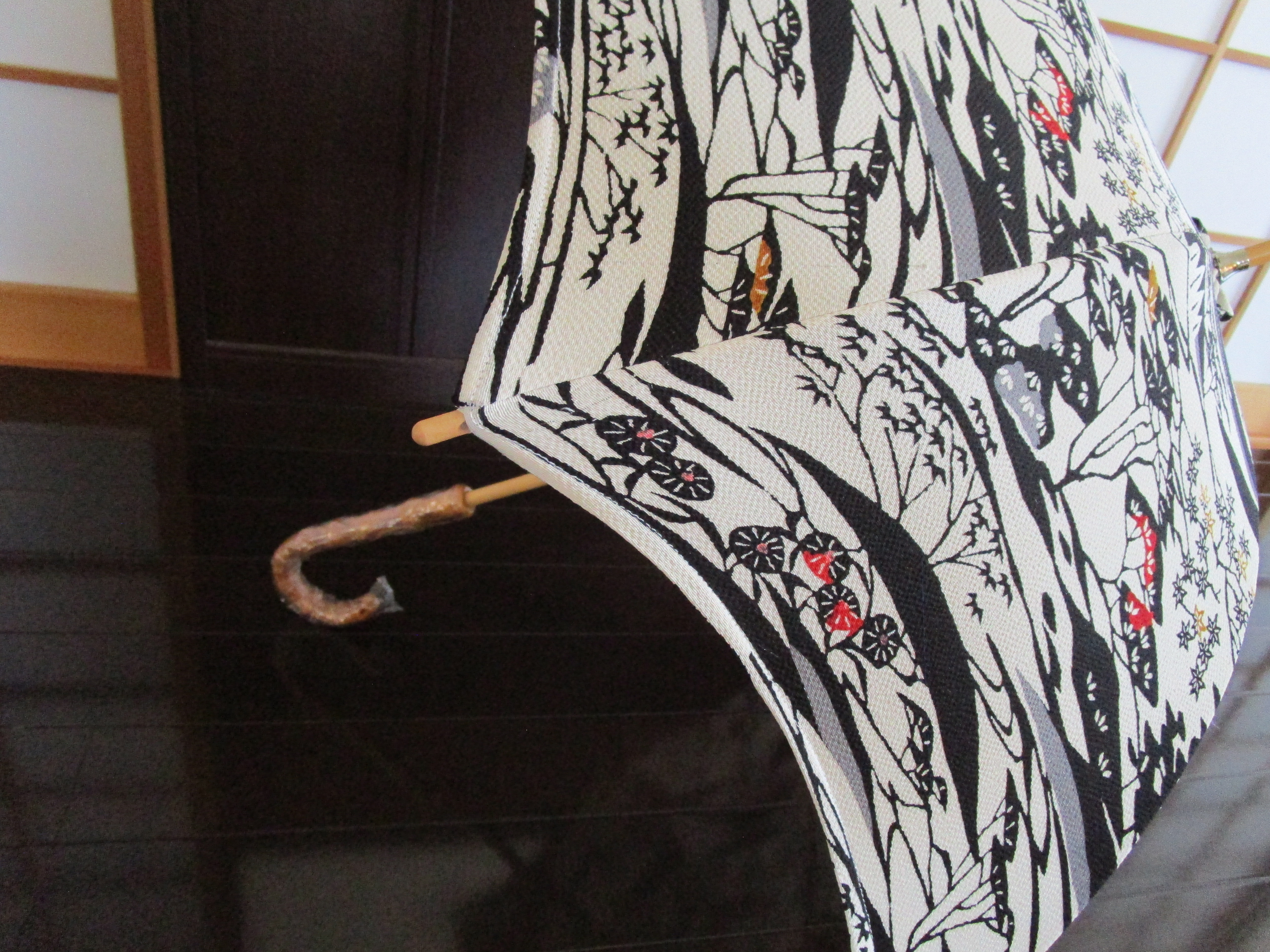 ちりめん生地の日傘（傘袋付き）