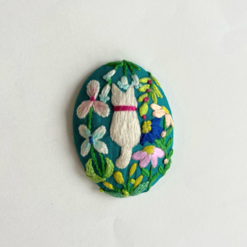 ねこと草花の刺繍ブローチ【Botanical】 ブローチ j.couture
