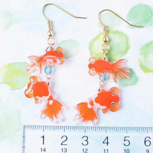 台湾レンギョウと涼しげな金魚ディップアートアシンメトリー　ピアスor イヤリング 金魚(水泡眼)＊ピアス/イヤリング ピアス（フック・チェーン