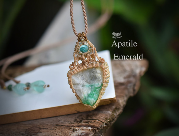 緑の自然原石☆エメラルド原石☆アパタイト☆マクラメネックレス
