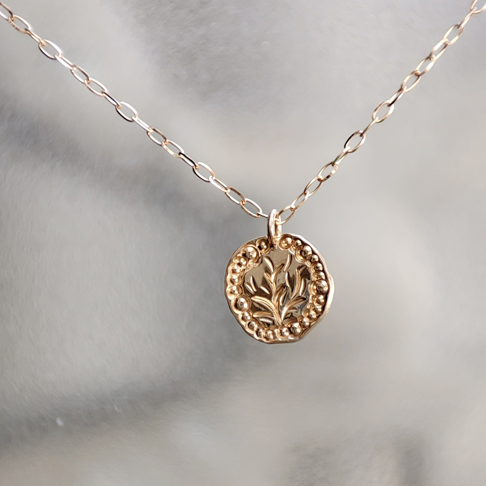 小さいキャンバスに描かれたかわいい月の華の世界。K18金ゴールド手作りネックレス／グレイン forレディース