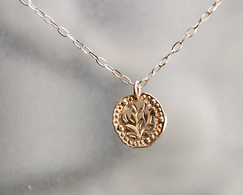 小さいキャンバスに描かれたかわいい月の華の世界。K18金ゴールド