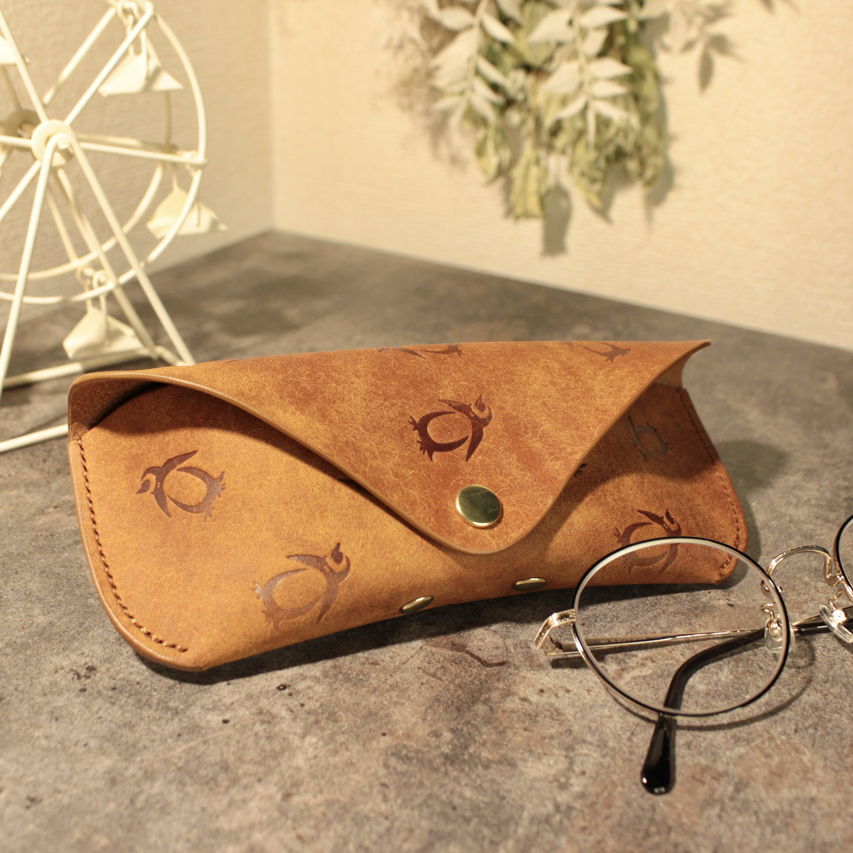 ペンギン好き　イタリアンレザーのメガネケース  眼鏡入れ　本革　レザー　ブラウン　プレゼント　ギフト　かわいい