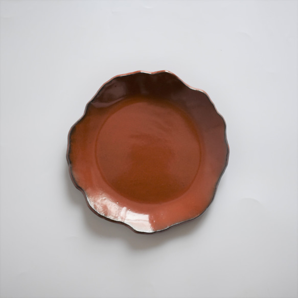 お花のような丸い大皿(赤/黒/光沢/赤土) 1枚目の画像