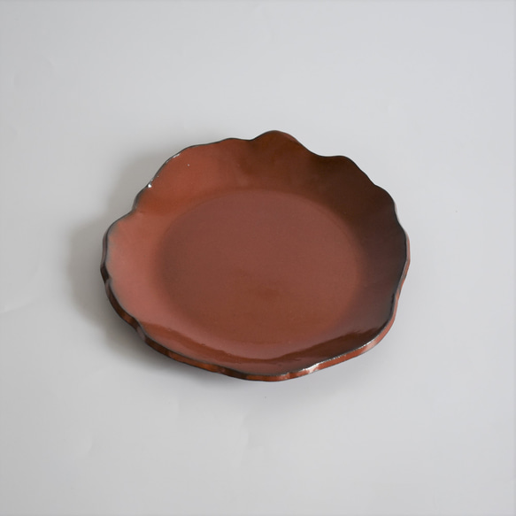 お花のような丸い大皿(赤/黒/光沢/赤土) 2枚目の画像