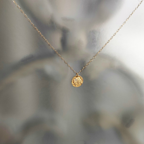 小さなペンダントに描かれた無限の空。K18金ゴールド手作りネックレス  