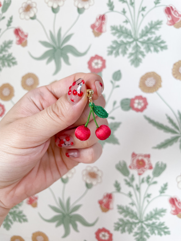 nanny さくらんぼ刺繍ピアス 6枚目の画像