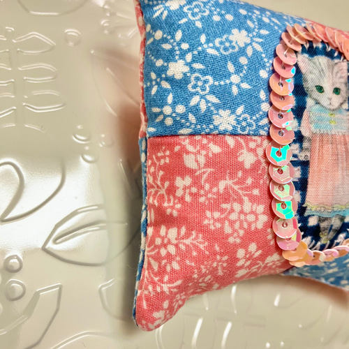 ほぼ新品A.P.C. 保存袋ありパッチワークキルト猫クッション