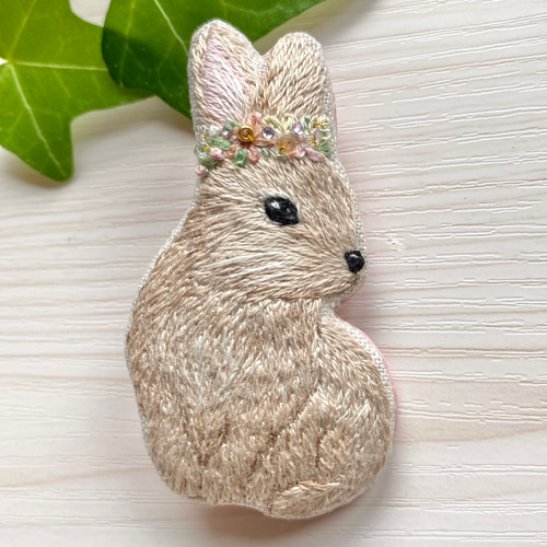 うさぎ ブローチ ビーズ ハンドメイド 手刺繍 刺繍 リボン 木苺