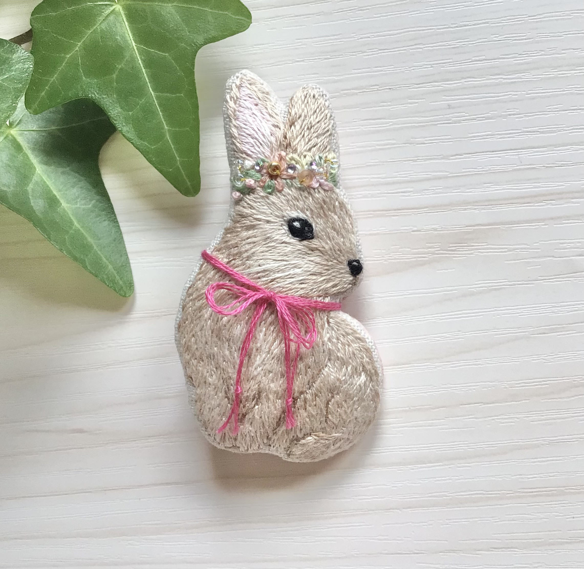 うさぎ　ブローチ　ビーズ　ハンドメイド　手刺繍　刺繍　リボン　木苺 プレゼント　ギフト