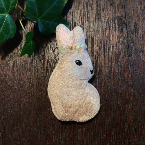 うさぎ ブローチ ビーズ ハンドメイド 手刺繍 刺繍 リボン 木苺