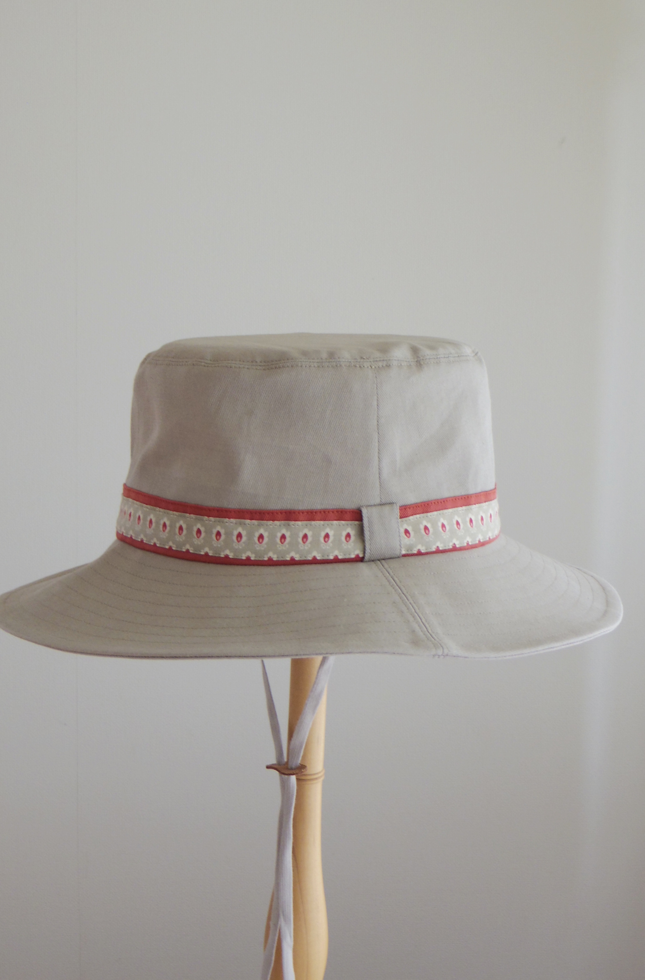 サファリハット　コットン　ベージュ　赤×白×グレージュのリボン