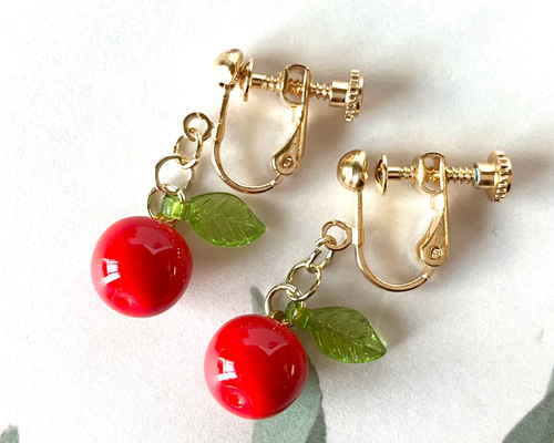 りんごのイヤリング／ピアス ゴールド 揺れる 金具変更可 大人