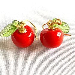 りんごのイヤリング／ピアス　ゴールド　揺れる　金具変更可　大人　かわいい　小ぶり　赤　緑　アレルギー対応　色違い　 2枚目の画像