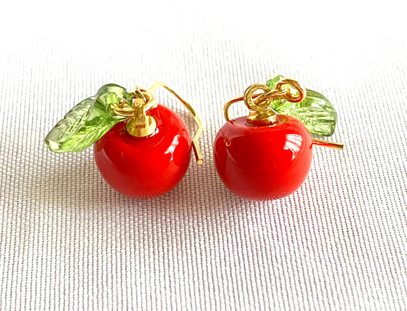 りんごのイヤリング／ピアス　ゴールド　揺れる　金具変更可　大人　かわいい　小ぶり　赤　緑　アレルギー対応　色違い　 2枚目の画像