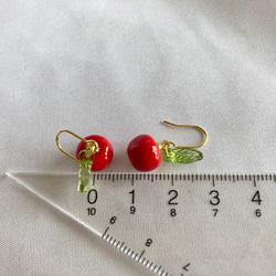 りんごのイヤリング／ピアス　ゴールド　揺れる　金具変更可　大人　かわいい　小ぶり　赤　緑　アレルギー対応　色違い　 7枚目の画像