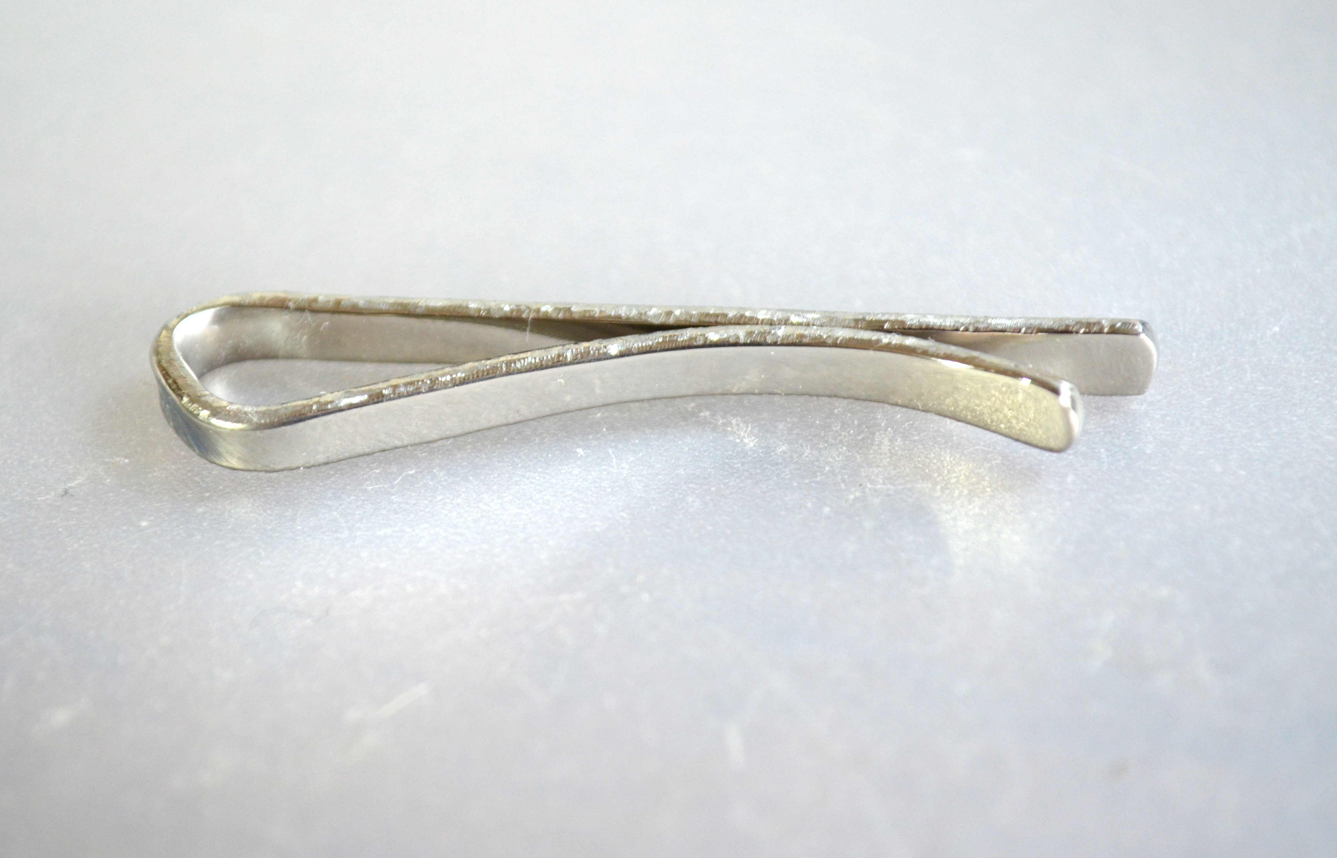 Titanium tie bar・純チタンネクタイピン・荒し鎚目・光と若草・受注生産