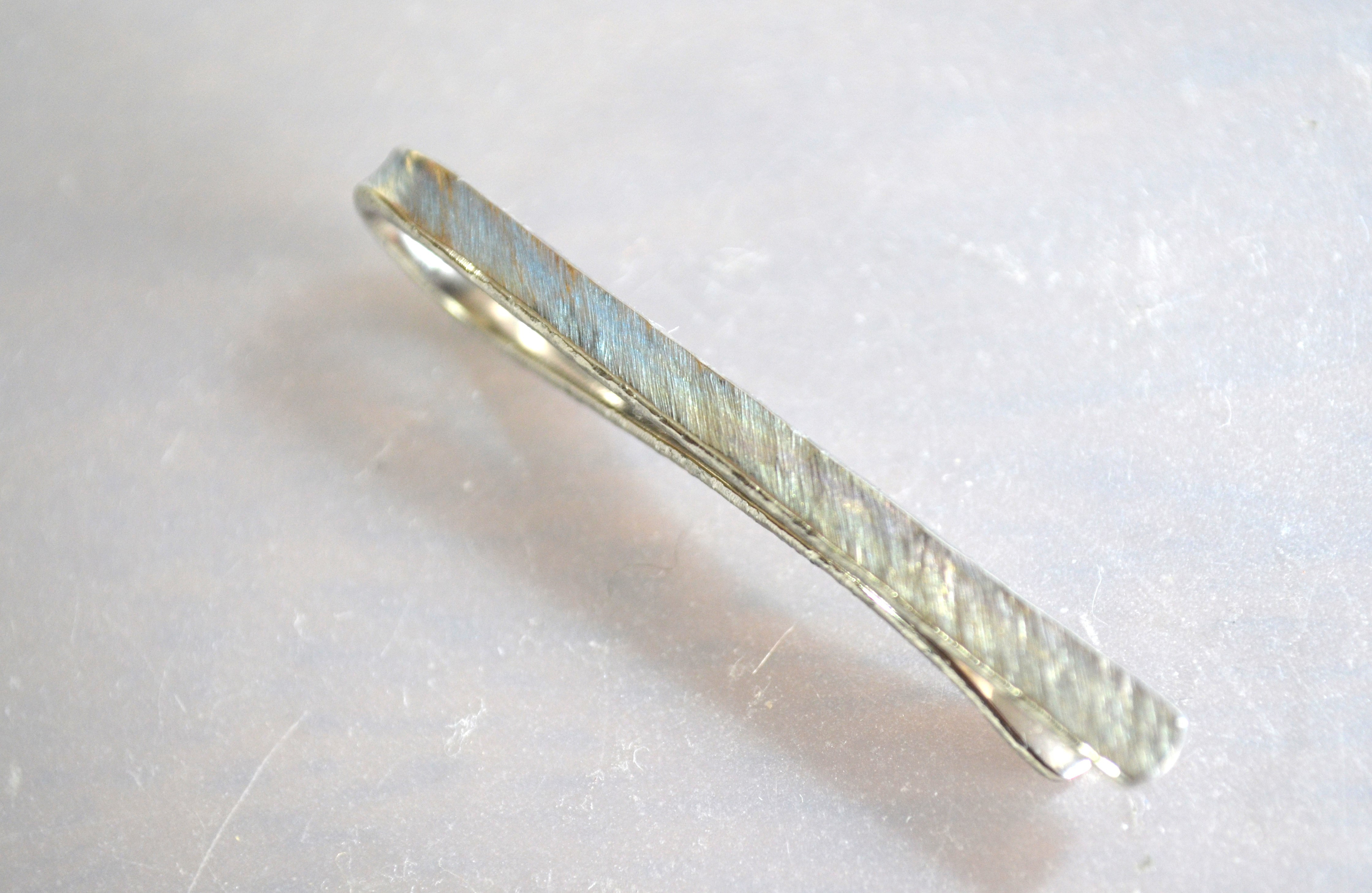 Titanium tie bar・純チタンネクタイピン・荒し鎚目・光と若草・受注生産