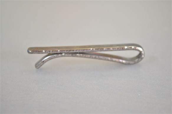 titanium tie bar・純チタンネクタイピン・荒し鎚目・光と若草 3枚目の画像