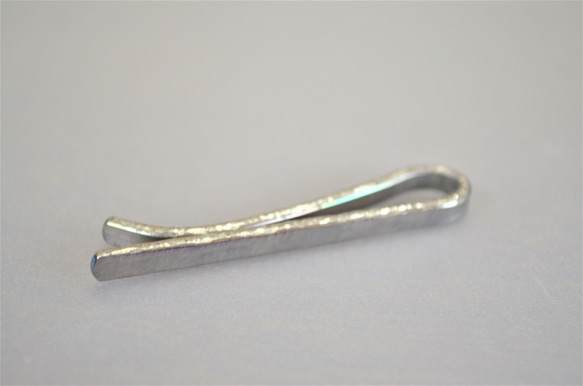 titanium tie bar・純チタンネクタイピン・荒し鎚目・光と若草 5枚目の画像