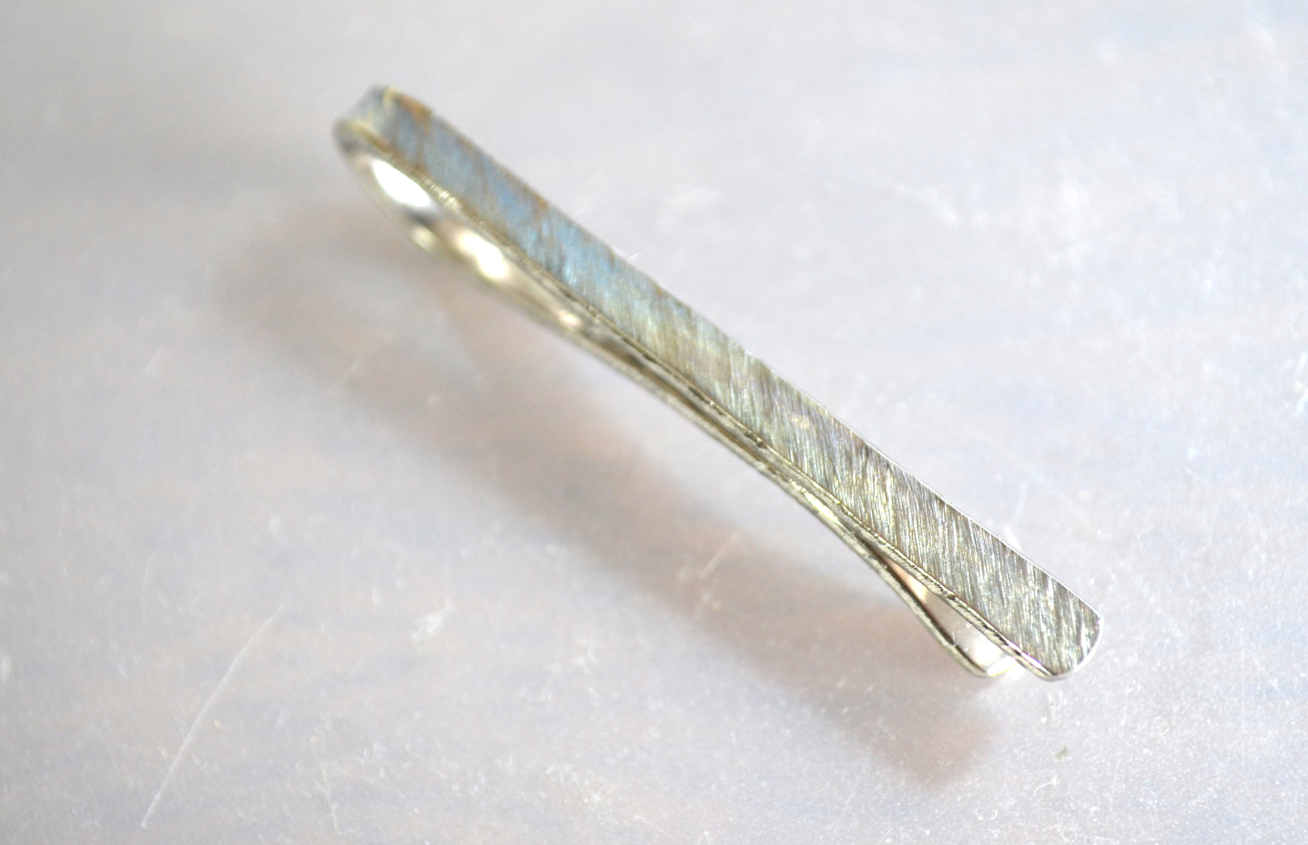 Titanium tie bar・純チタンネクタイピン・荒し鎚目・光と若草・受注生産