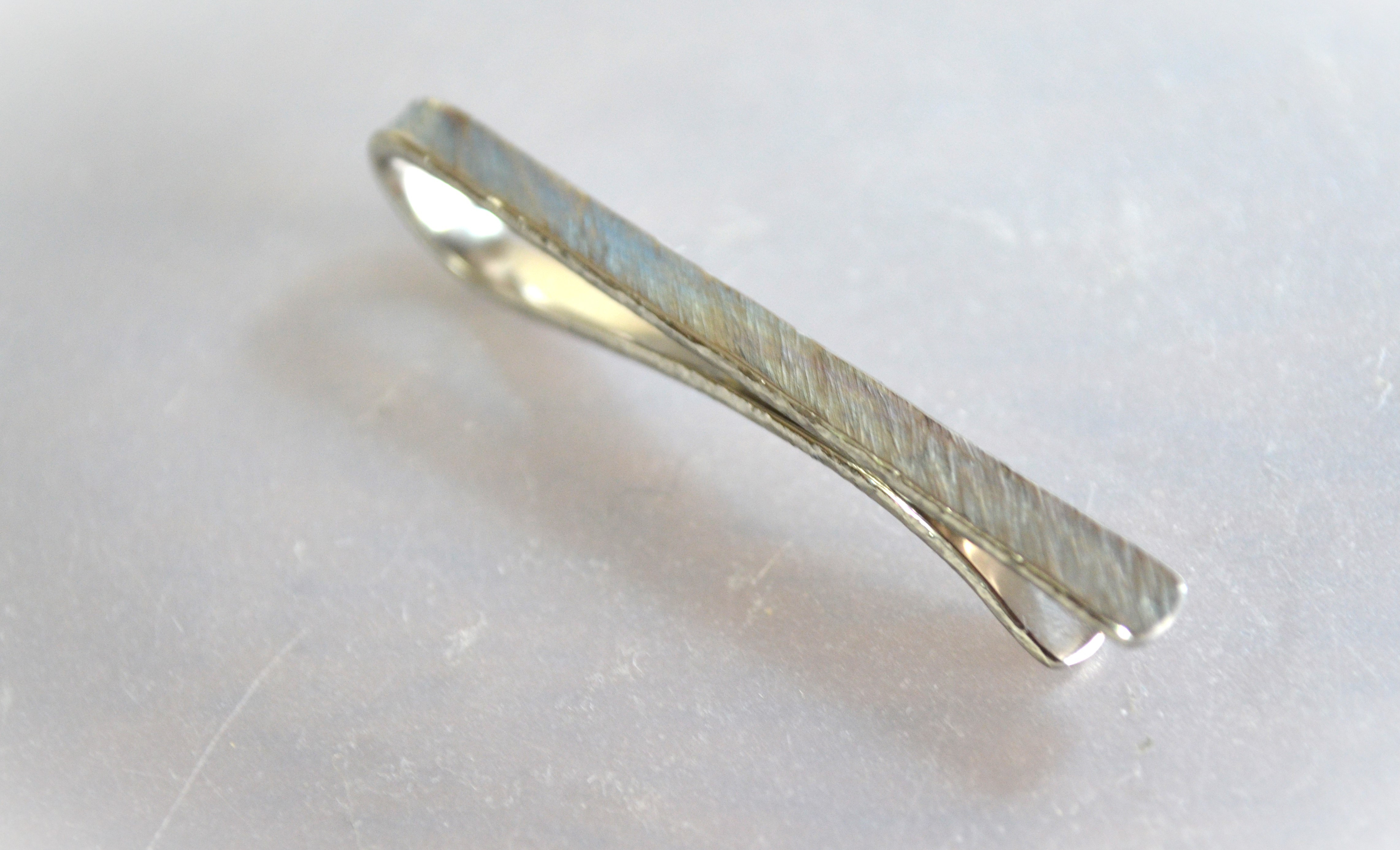 Titanium tie bar・純チタンネクタイピン・荒し鎚目・光と若草・受注生産