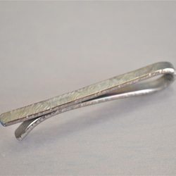 titanium tie bar・純チタンネクタイピン・荒し鎚目・光と若草 1枚目の画像