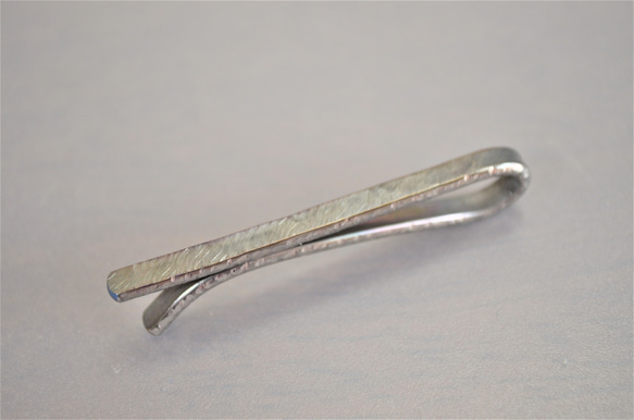 titanium tie bar・純チタンネクタイピン・荒し鎚目・光と若草 1枚目の画像