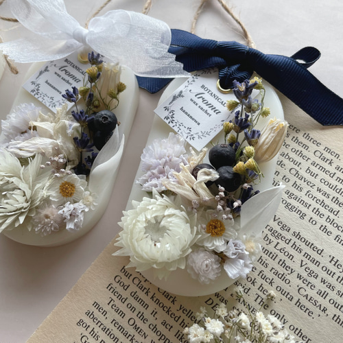 淡いお色のデルフィニウムとホワイトブルーのサシェ / アロマワックス